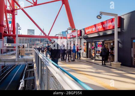 Wendy primo ristorante di hamburger cucina al museo d'arte digitale edificio Mori con la gente giapponese intorno. Tokyo, Giappone febbraio 8,2020 Foto Stock