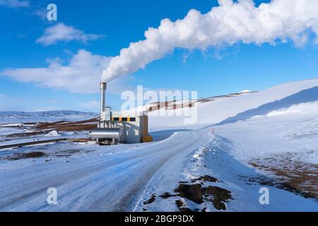 Vista invernale della centrale geotermica di Bjarnarflag, vicino al vulcano Krafla, Islanda. Questo è uno dei più antichi in Islanda ed è operativo per il 4 Foto Stock