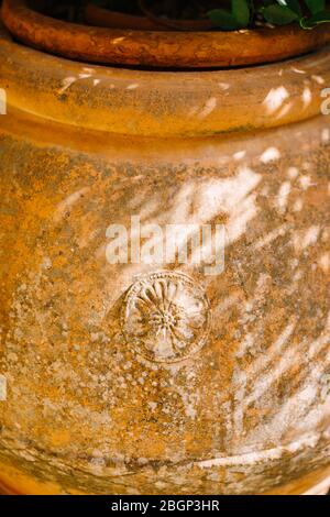Bassorilievo su un'anfora ceramica presso la tenuta Medicea di Lilliano in Toscana. Foto Stock
