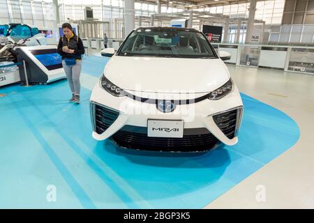 La nuova cella feul Toyota Mirai è stata mostrata la sua tecnologia alla Toyota Gazoo Racing galleria della città di Daiba, che mostra la tecnologia più recente Foto Stock