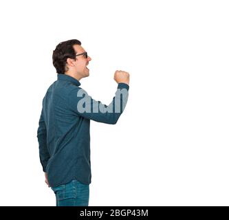 Vista laterale di un determinato uomo d'affari che urla e urla, come tenere un megafone immaginario invisibile o microfono isolato su sfondo bianco Wit Foto Stock