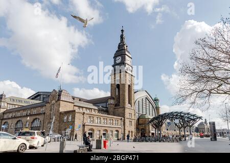 Amburgo, Germania. 05th Mar, 2020. Vista sull'uscita Spitalerstrasse della stazione centrale di Amburgo. Credit: Markus Scholz/dpa/Alamy Live News Foto Stock