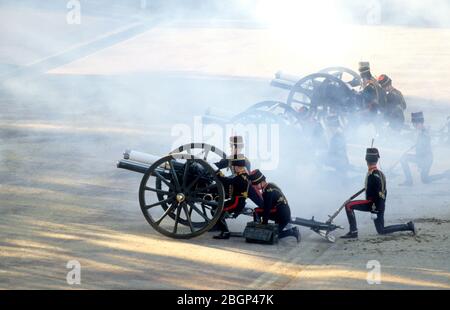 HM Queen Elizabeth, la Regina Madre novantesimo compleanno, celebrazioni alla Horse Guards Parade, Londra, Inghilterra 1990. Pistola saluto. Foto Stock