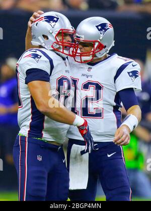 New Orleans, LOUISIANA, Stati Uniti. 22 aprile 2020. (Da sinistra a destra) New England Patriots Tight End ROB GRONKOWSKI celebra il suo confronto con i New Orleans Saints con il quarterback TOM BRADY dei New England Patriots presso il Mercedes-Benz Superdome di New Orleans, Louisiana. Credit: Dan Anderson/ZUMA Wire/Alamy Live News Foto Stock