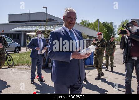 Neubiberg bei Muenchen, Baviera, Germania. 22 aprile 2020. JOACHIM HERRMANN, ministro degli interni della Baviera, in possesso di una bottiglia di disinfettante Oxicida prodotto dalla Bundeswehr tedesca. Foto Stock