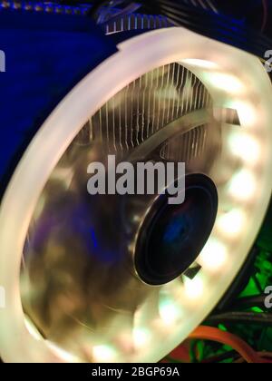 Moderno raffreddamento ad aria per computer con ventole LED multicolore con retroilluminazione, radiatori di raffreddamento, cavi, schede, primo piano, macro. Foto Stock