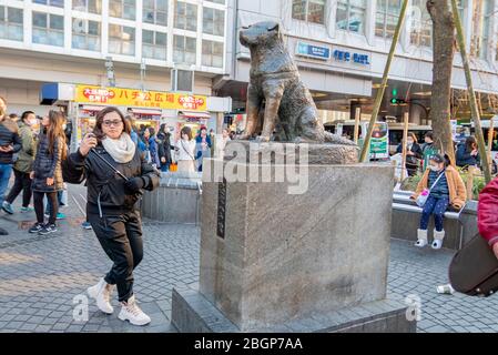 La statua del cane fedeltà in piazza Shibuya è la più famosa attrazione turistica tra i turisti a visitare Tokyo, Giappone Foto Stock