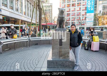 La statua del cane fedeltà in piazza Shibuya è la più famosa attrazione turistica tra i turisti a visitare Tokyo, Giappone Foto Stock