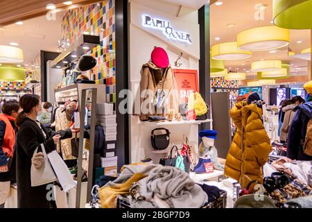 La donna giapponese sta scegliendo alcuni vestiti da comprare al grande magazzino Tokyu nella zona di Shibuya. Tokyo, Giappone febbraio 8,2020 Foto Stock