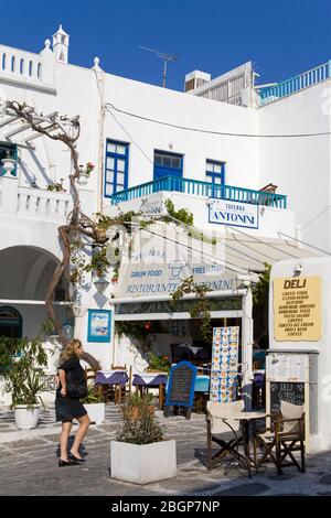 Ristorante sul lungomare a Mykonos Town, isola di Mykonos, Cicladi, Grecia, Europa Foto Stock