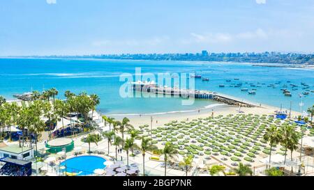 Spiaggia privata club nel quartiere di Chorillos con spiaggia lontana coperta di inquinamento atmosferico foschia a Lima Foto Stock