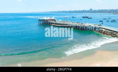 Spiaggia privata club nel quartiere di Chorillos con spiaggia lontana coperta di inquinamento atmosferico foschia a Lima Foto Stock