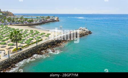 Spiaggia privata club nel quartiere di Chorillos con spiaggia lontana coperta di inquinamento atmosferico foschia a Lima Foto Stock