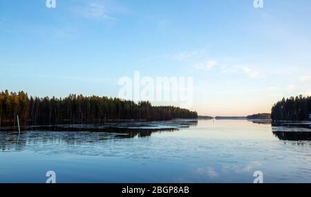 Il lago Niinivesi inizia a gelare all'inverno, Finlandia Foto Stock