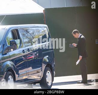 Brentwood Essex, Regno Unito. 22 aprile 2020. I undertakers arrivano al covid-19 mortuario temporaneo un credito di Hosptial della Comunità di Brentwood: Ian Davidson/Alamy Live News Foto Stock