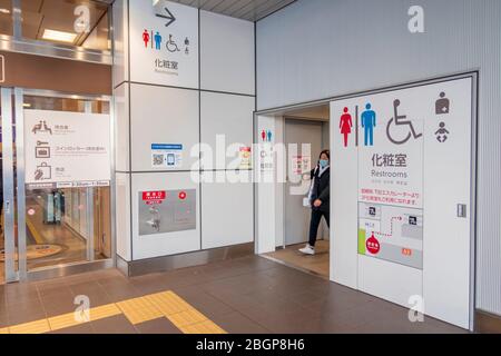 Servizi igienici pubblici giapponesi al terminal degli autobus della superstrada di Shinjuku con alcuni passeggeri. Tokyo, Giappone febbraio 9,2020 Foto Stock