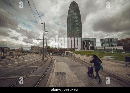 Barcellona, Spagna. 22 aprile 2020. Un pendolari cammina oltre la Glories Tower, precedentemente conosciuta come Torre Agbar, al giorno 38 di un blocco nazionale a causa della continua diffusione del virus. La Spagna ha registrato più di 400 nuovi decessi per un totale di oltre 21500 decessi finora. Credit: Matthias Oesterle/Alamy Live News Foto Stock