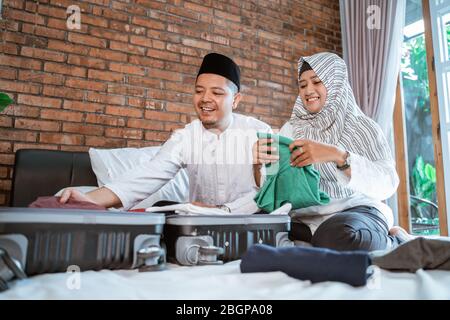 giovane coppia musulmana che prepara abiti su valigia per la vacanza eid mubarak Foto Stock