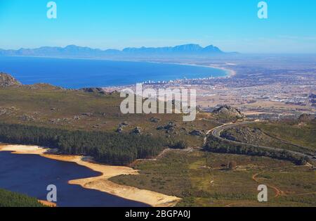 Foto aerea di Sir Lowry's Pass con Città del Capo e Table Mountain e Cape Flats sullo sfondo Foto Stock