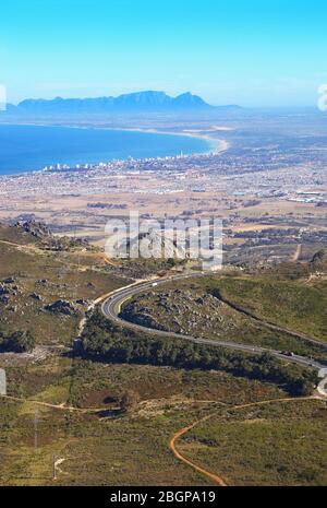 Foto aerea di Sir Lowry's Pass con Città del Capo e Table Mountain e Cape Flats sullo sfondo Foto Stock