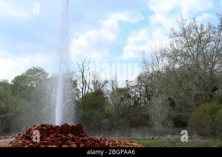 Geyser di acqua fredda a Andernach, Germania erutting. Foto Stock