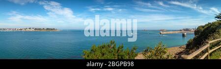 Saint Malo, Bretagna, Francia - 5 luglio 2017: Vista panoramica di Saint Malo e Dinard prese da Port des Sablons in una calda giornata estiva Foto Stock