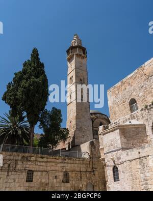 Israele, Gerusalemme, il minareto della Moschea di Omar, situato accanto al cortile della Chiesa del Santo Sepolcro nel quartiere cristiano. La città vecchia di Gerusalemme e le sue mura sono patrimonio dell'umanità dell'UNESCO. Foto Stock