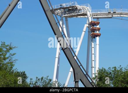 pista di rollercoaster che si curva verso il basso . Sfondo blu cielo Foto Stock