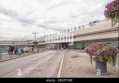 Stoccolma/Svezia - 8 agosto 2019: Wiev su una strada di fermata di auto e autobus di fronte all'aeroporto di Arlanda con persone Foto Stock