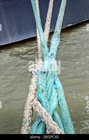 Corde ormeggio turchesi e bianche intrecciate come una treccia Foto Stock
