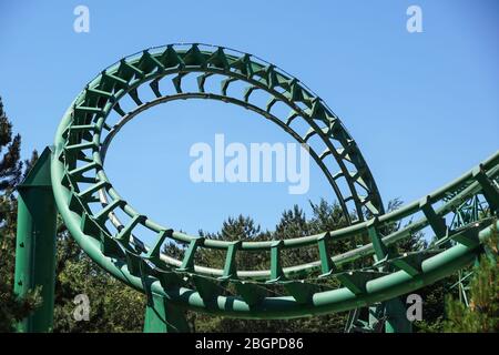 Gira su un green roller coaster in un parco divertimenti Foto Stock