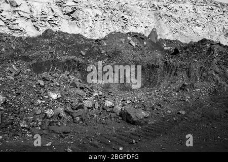 Sezione geologica del suolo, strati di carbone e roccia. Overfara aperto miniera antracite. Colore nero scuro Foto Stock