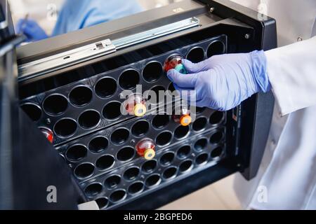 Gascromatografo - spettrometro di massa con fiale in laboratorio con provetta. Concept laboratorio controllo qualità alimenti Foto Stock