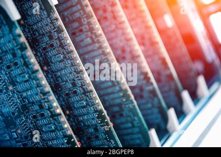 Primo piano della scheda microcircuiti per computer server, colore blu Foto Stock