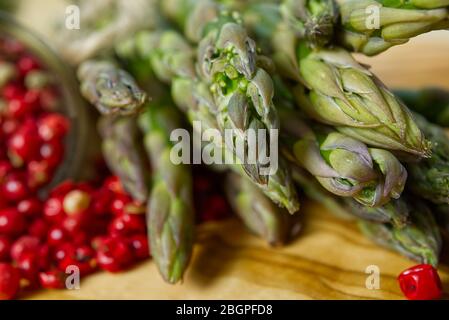 Fresco giovane asparagi closeup. Asparagi su tavola di legno Foto Stock