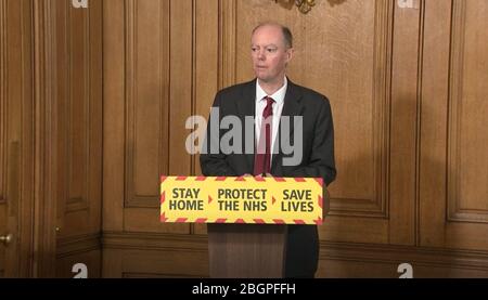 Screen grab del capo medico per l'Inghilterra Chris Witty durante un briefing mediatico a Downing Street, Londra, sul coronavirus (COVID-19). Foto Stock