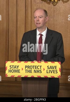 Screen grab del capo medico per l'Inghilterra Chris Witty durante un briefing mediatico a Downing Street, Londra, sul coronavirus (COVID-19). Foto Stock