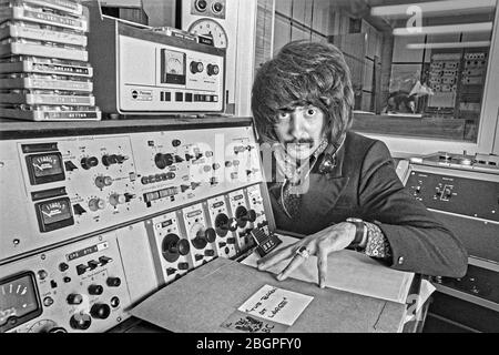 BBC DJ 'The Baron' a radio Manchester nei primi giorni della stazione. Il Barone ha anche fatto lo spettacolo "The Baron At Large" su radio 1 sabato a pranzo. Foto Stock