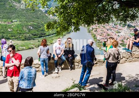 Turisti sulla piattaforma di osservazione vicino al monastero di Jvari. Città Mtskheta sullo sfondo. Georgia Foto Stock