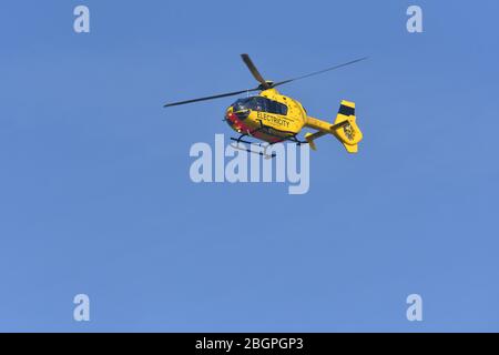 Questo elicottero WPD Eurocopter EC135 è utilizzato principalmente nell'industria della distribuzione dell'elettricità per la manutenzione e la riparazione delle sue reti Foto Stock