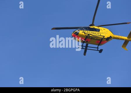 Questo elicottero WPD Eurocopter EC135 è utilizzato principalmente nell'industria della distribuzione dell'elettricità per la manutenzione e la riparazione delle sue reti Foto Stock