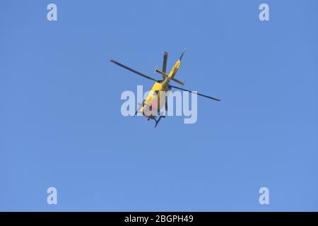 Questo elicottero WPD Eurocopter EC135 è utilizzato principalmente nell'industria della distribuzione dell'elettricità per la manutenzione e la riparazione delle sue reti Foto Stock