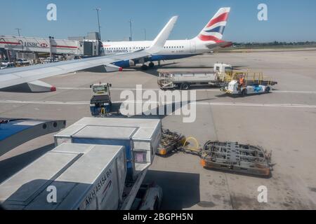 Bagaglio caricato su un BA Airbus A320 all'aeroporto di Londra Heathrow, Londra, Regno Unito. Foto Stock