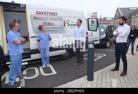 Taoiseach Leo Varadkar e il Ministro dell'ambiente Eoghan Murphy incontrano il dottor Enda Barron e Lydia Barry del team di assistenza primaria SafetyNET presso il centro di assistenza primaria Grangegorman di Dublino. Foto Stock