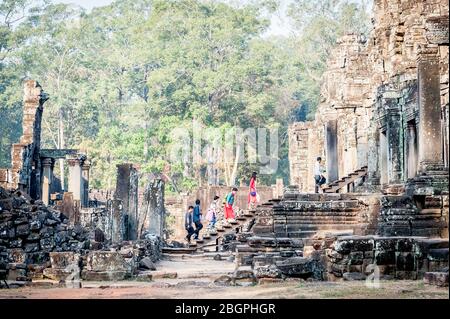 I turisti camminano tra gli antichi templi di Angkor Wat, Cambogia. Foto Stock