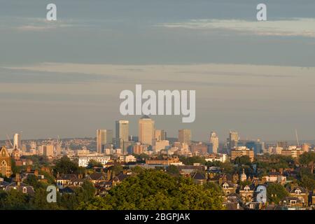 Vista da Highgate West Hill, di Canary Wharf, quartiere finanziario, Highgate West Hill, Londra, Regno Unito. 21 ago 2015 Foto Stock