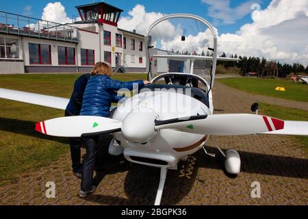 Piloten steigen in Motorsegler Foto Stock