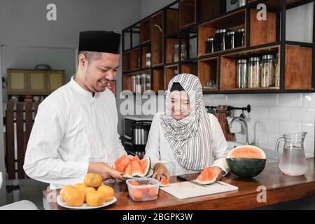 coppia musulmana che si prepara per rompere il digiuno il mese di ramadan Foto Stock