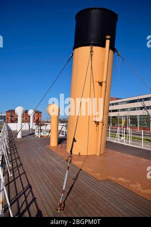 Irlanda, Contea di Antrim, Belfast, Titanic Quarter, Funnels della SS Nomadic restaurata un'ex gara per la compagnia di spedizioni White Star Line che una volta era usata per trasferire posta e passeggeri da e verso il Titanic. Foto Stock