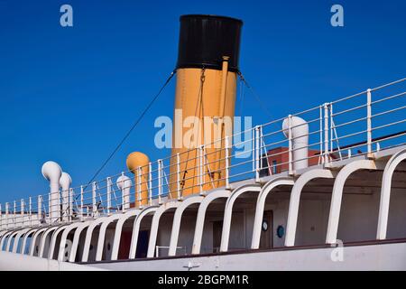 Irlanda, Contea di Antrim, Belfast, Titanic Quarter, Funnels della SS Nomadic restaurata un'ex gara per la compagnia di spedizioni White Star Line che una volta era usata per trasferire posta e passeggeri da e verso il Titanic. Foto Stock